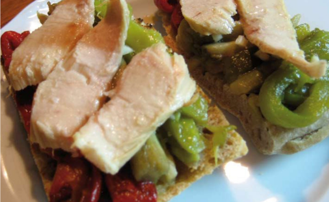 Hrianky s paprikovo-baklažánovou zmesou a bielym tuniakom