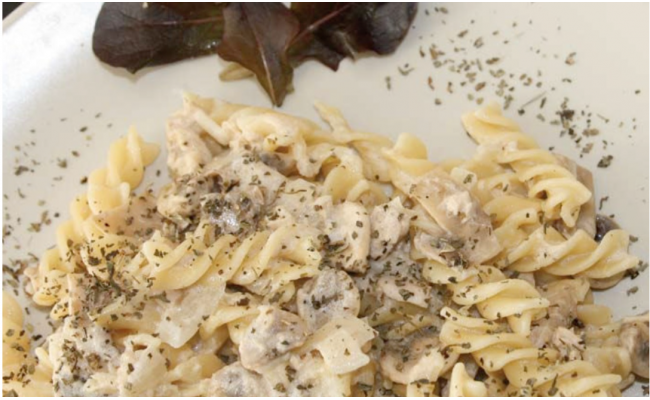 Fusilli so smotanou, tuniakom žltoplutvým a šampiňónmi