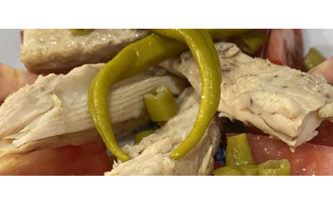 Paradajkový šalát s COGOTE – horná chrbtová časť / Tuniak biely (dlhoplutvý) Thunnus Alalunga / SERRATS